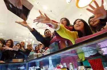 鸡巴操穴视频中国人依然爱赴日旅游 消费已由爆买转向网购
